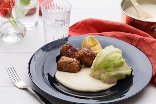 Salmon meatballs with lemon béchamel sauce